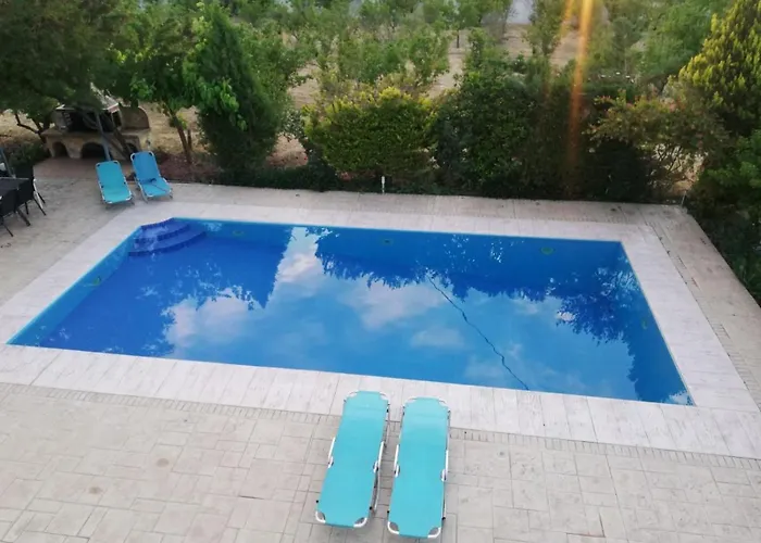 Villa Georgia With Pool Semesterbostad Athíkia